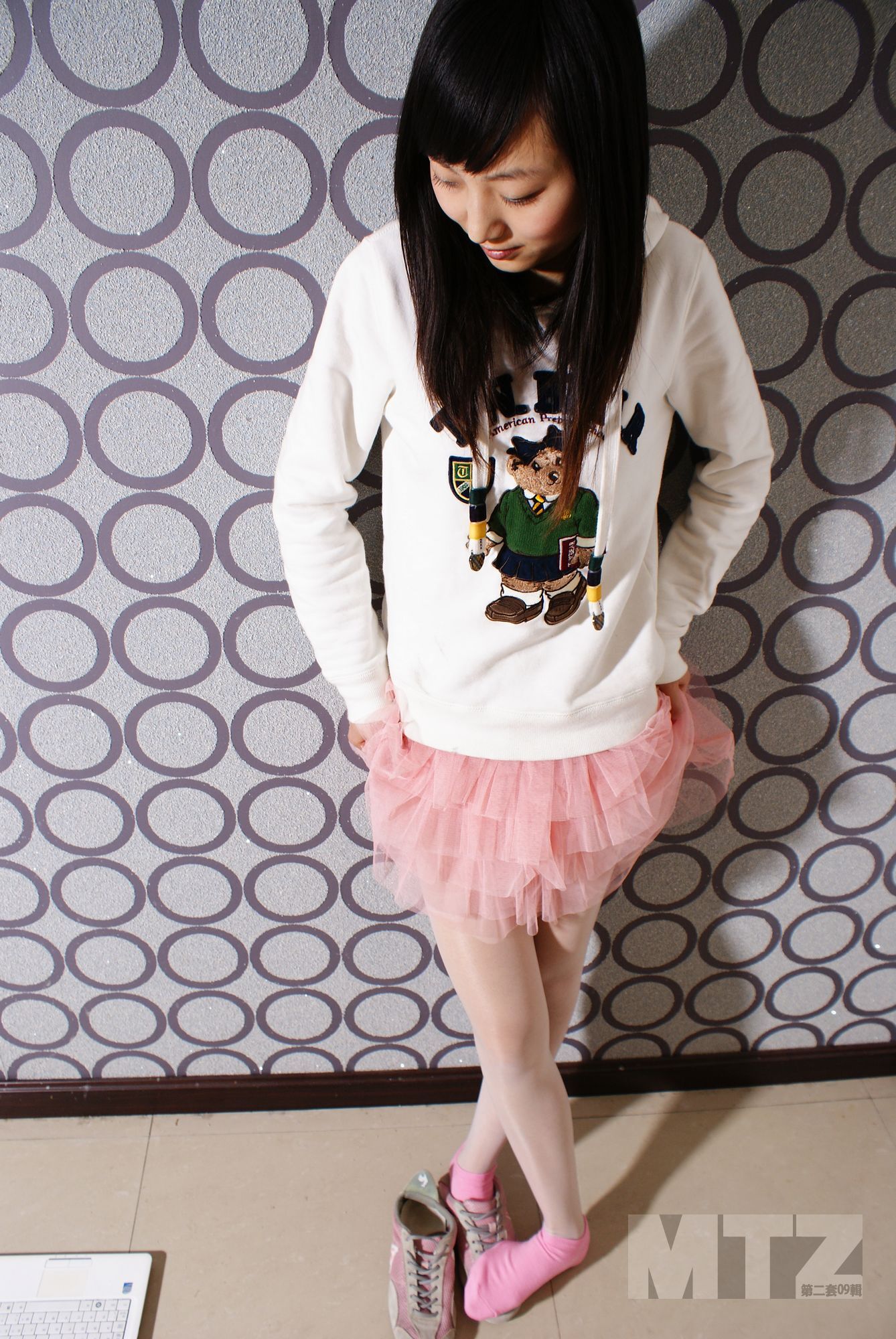 美腿志 一直用粉色美腿诱惑我们的(杂志原片)运动鞋系列