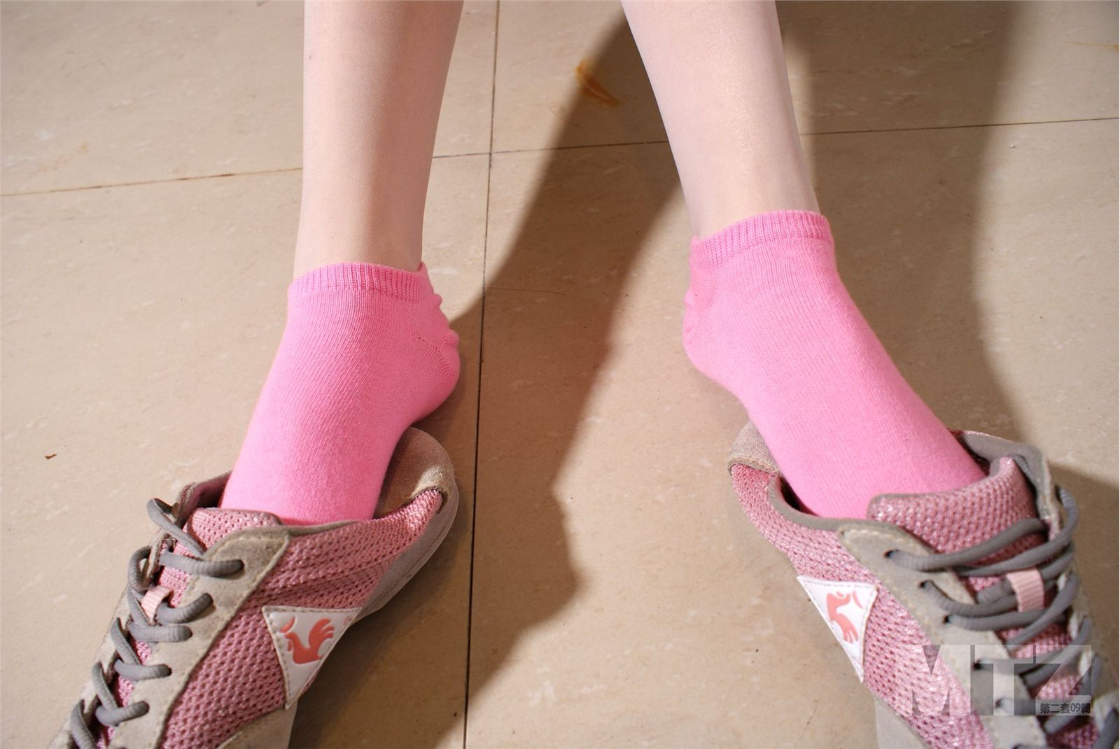 美腿志 一直用粉色美腿诱惑我们的(杂志原片)运动鞋系列