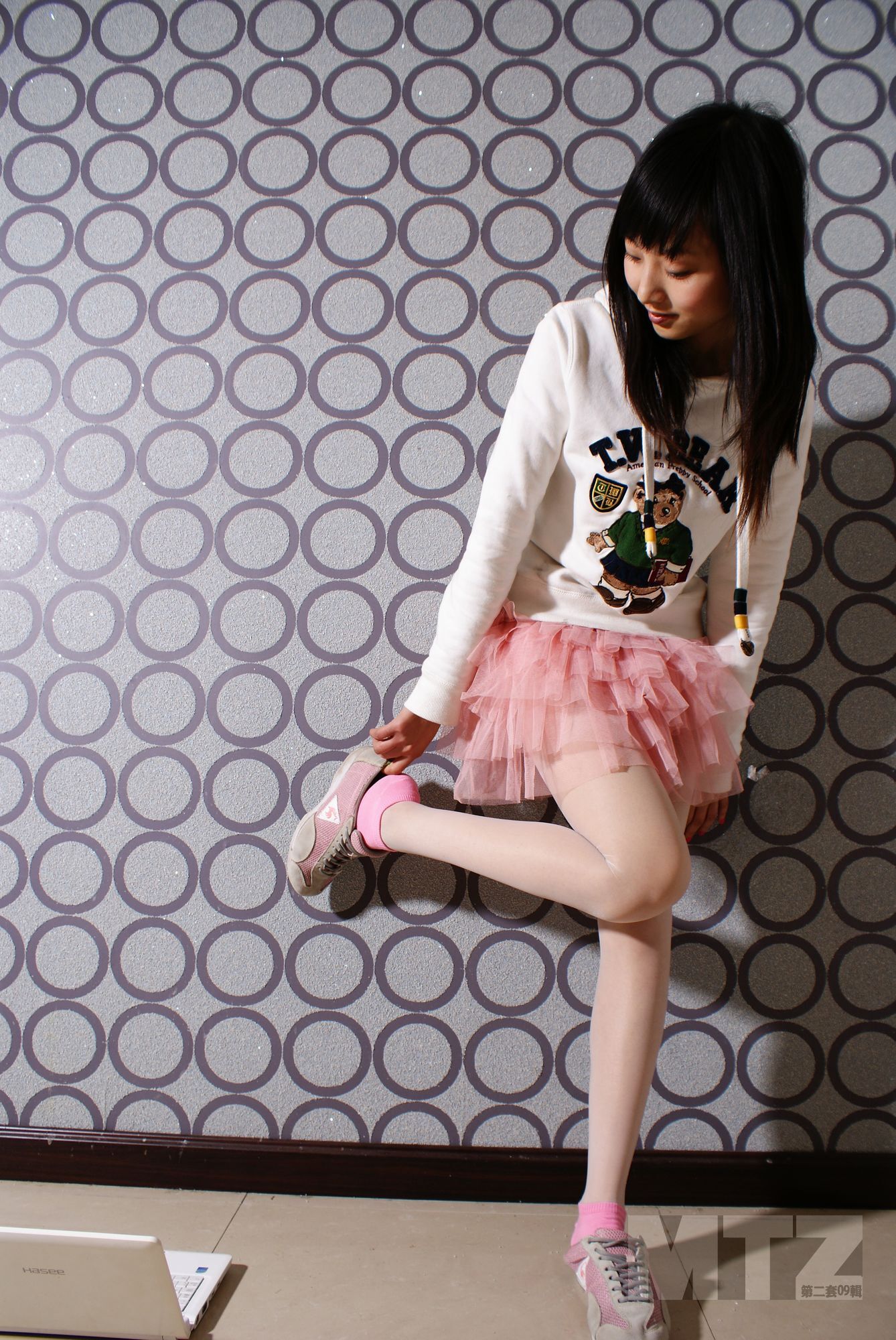 美腿志 一直用粉色美腿诱惑我们的(杂志原片)运动鞋系列