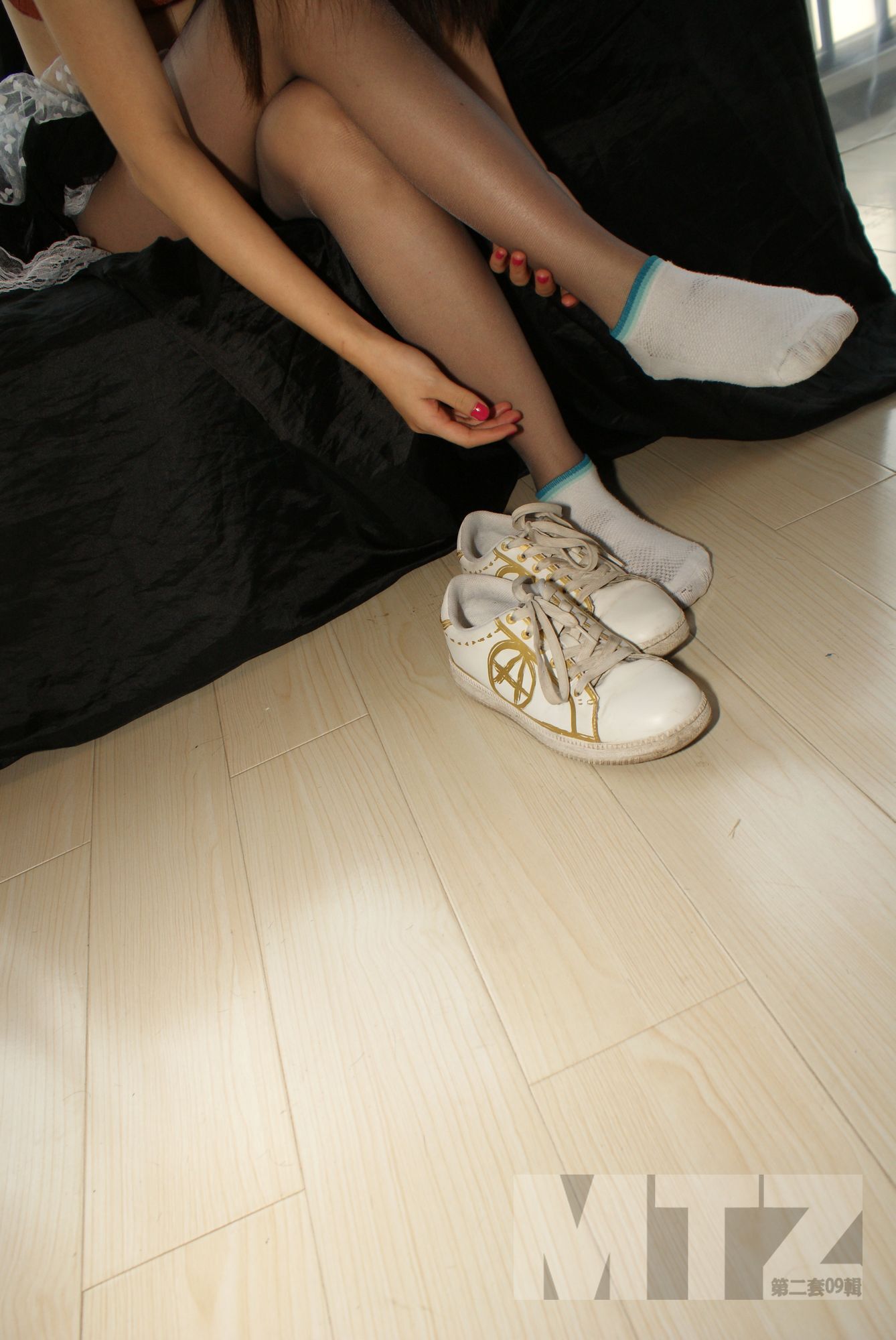 美腿志 女生黑丝袜配白棉袜