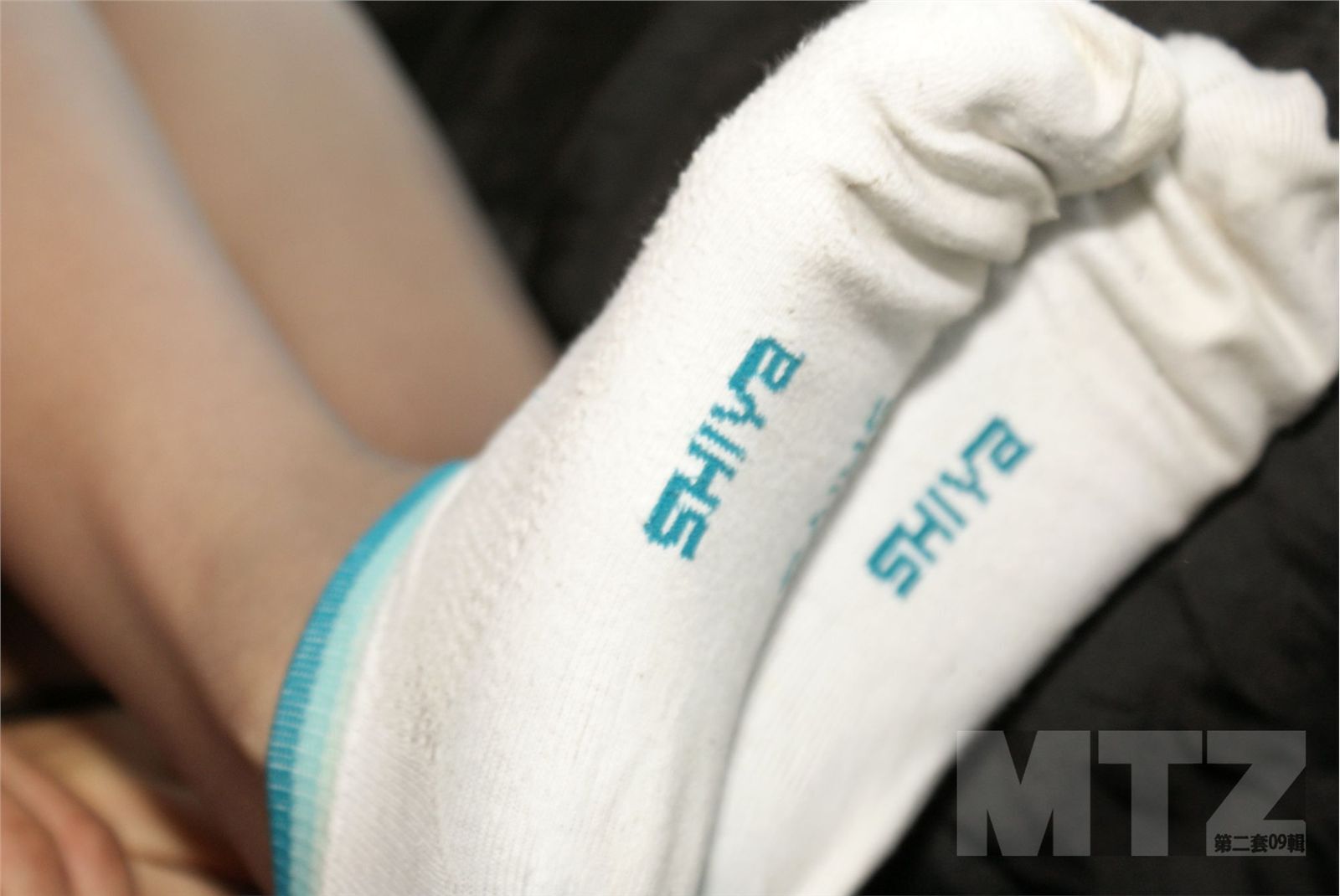 美腿志 女生黑丝袜配白棉袜