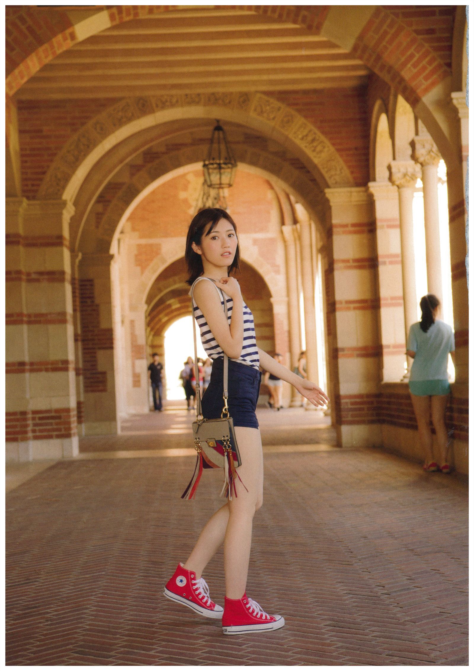 AKB渡辺麻友 《不知不觉中》 裸背福利太赤鸡