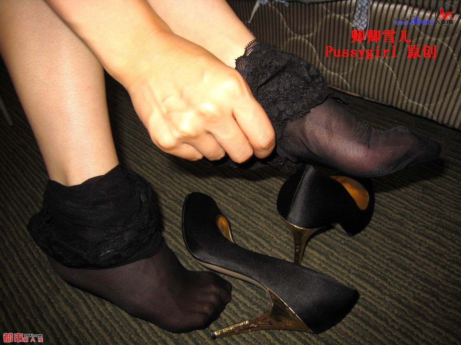 卿卿雪儿宾馆最新力作，红色皮革内衣，吊带黑丝