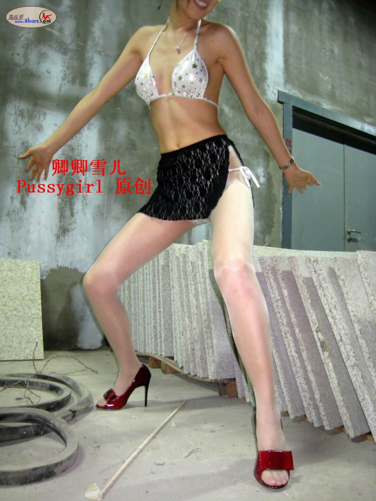 卿卿雪儿地铁站周围，老伯傻眼、比尼、超薄肉丝红高跟！