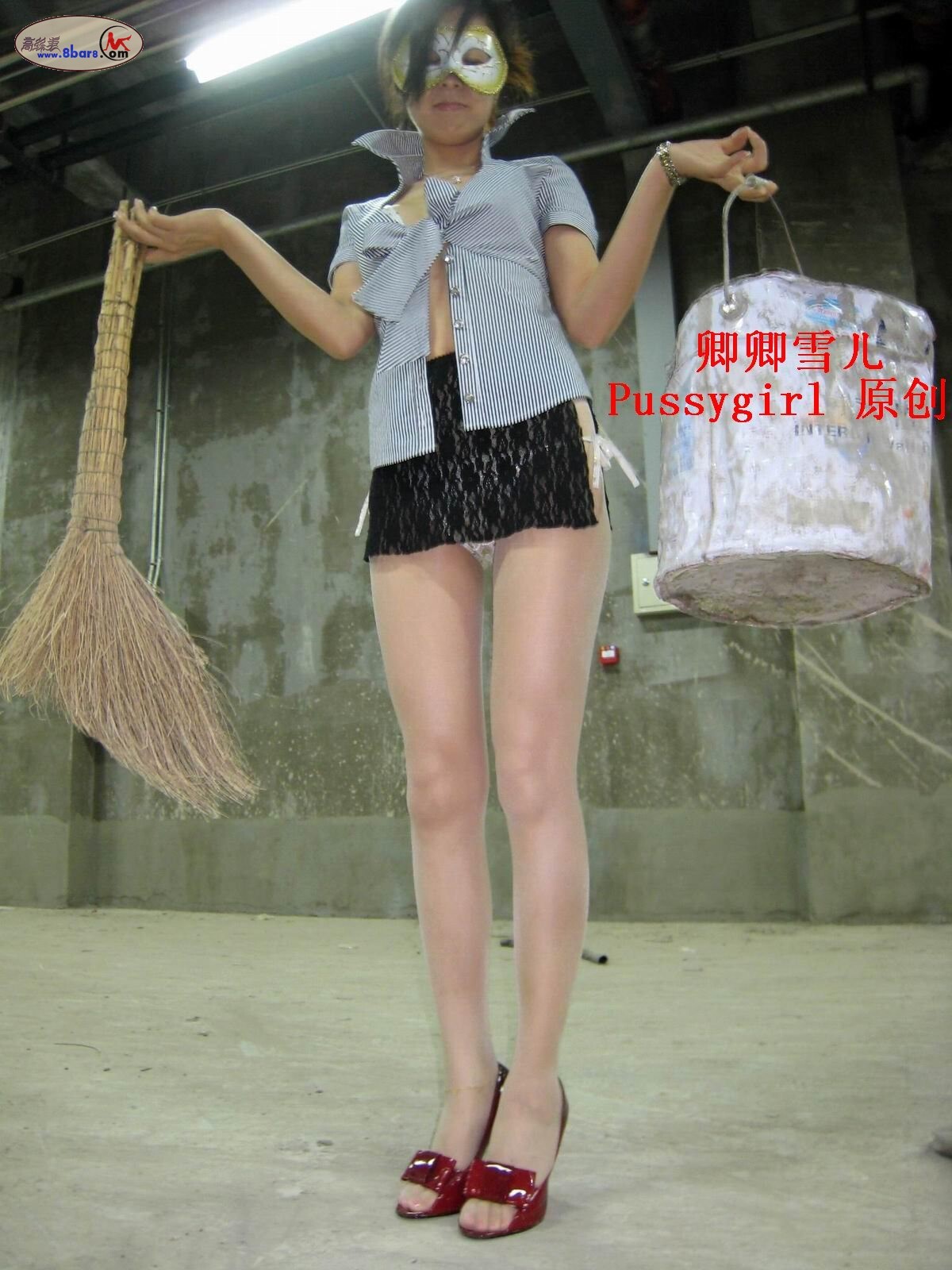 卿卿雪儿地铁站周围，老伯傻眼、比尼、超薄肉丝红高跟！