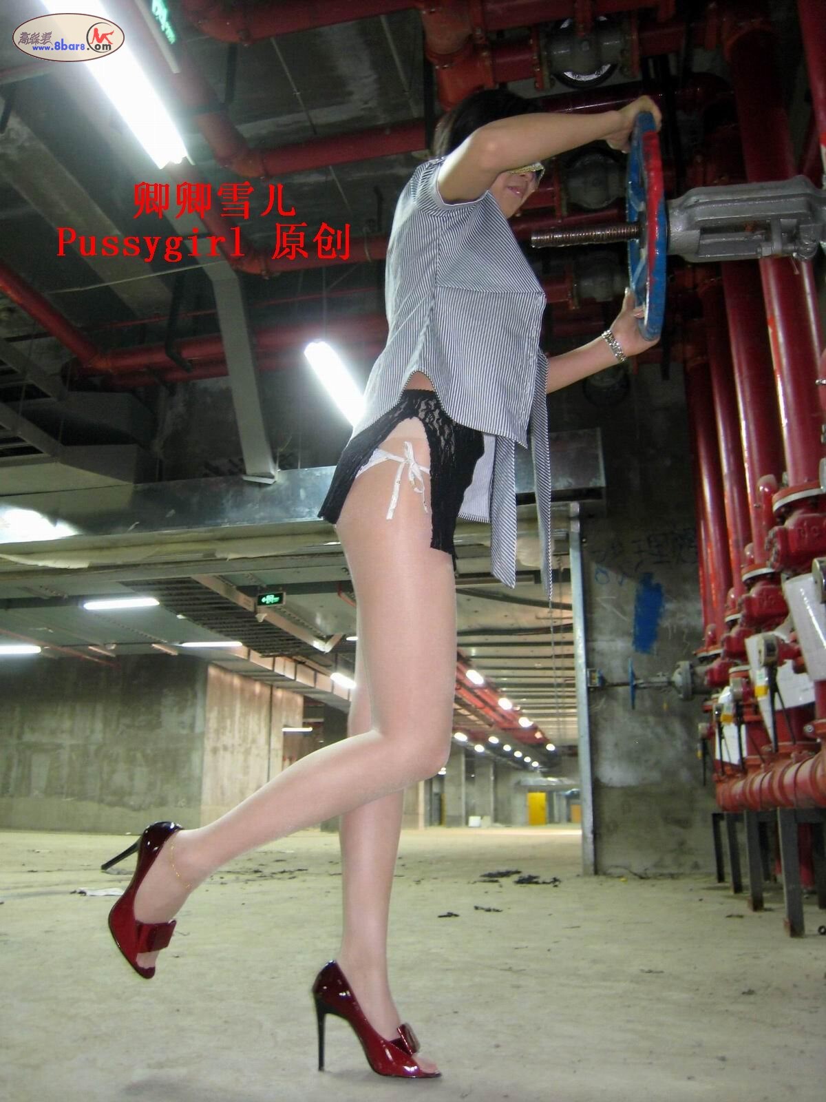 卿卿雪儿地铁站周围，老伯傻眼、比尼、超薄肉丝红高跟！