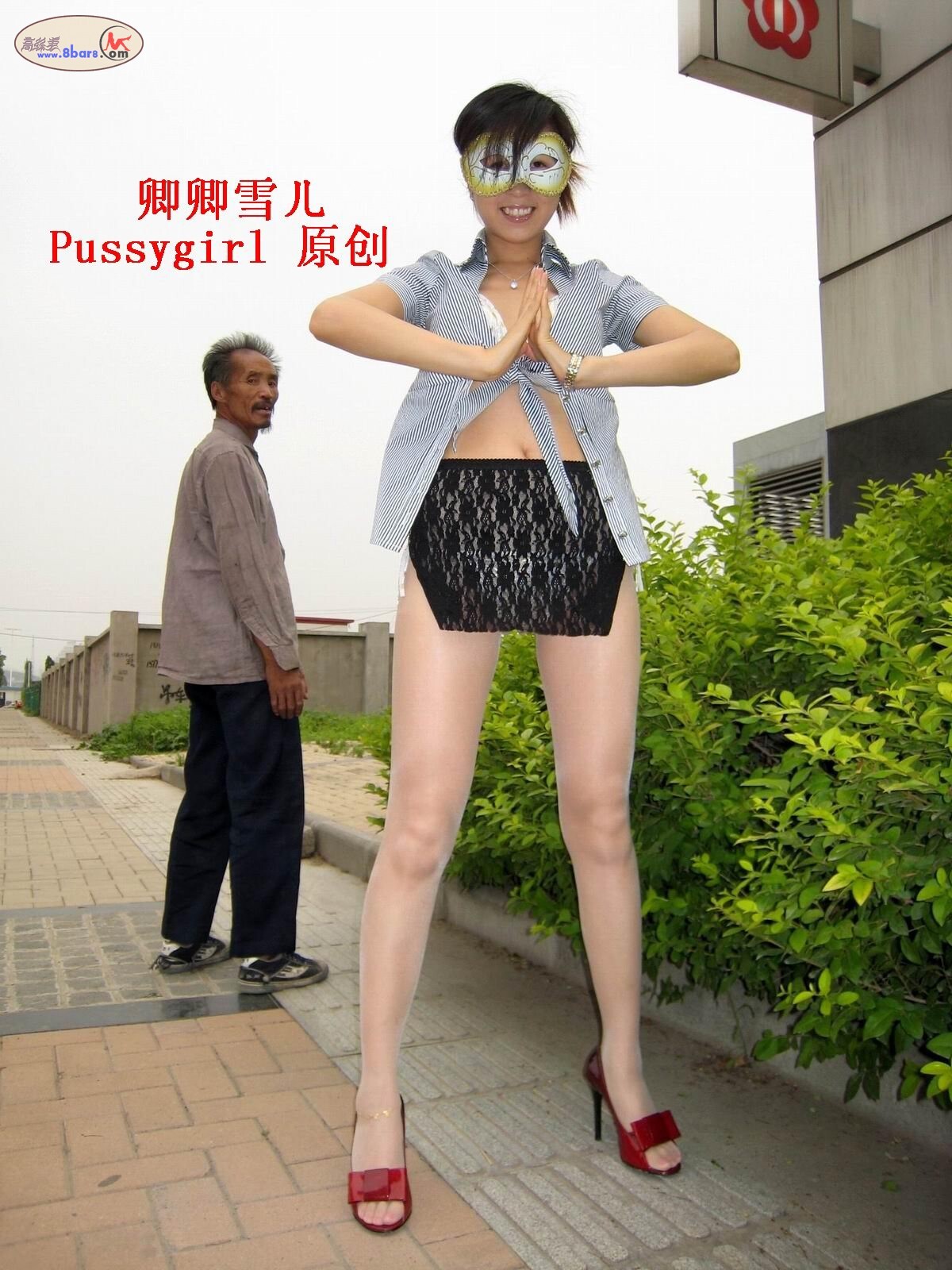 卿卿雪儿地铁站周围，老伯傻眼、比尼、超薄肉丝红高跟！