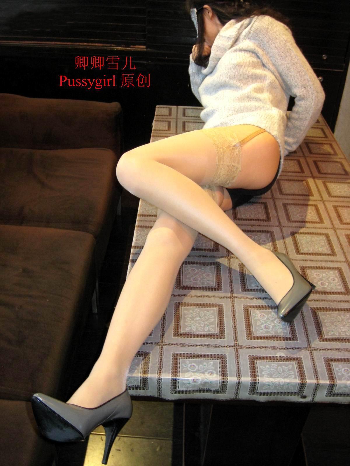 卿卿雪儿沙发上丝纵狂野…肉丝吊带灰细高跟