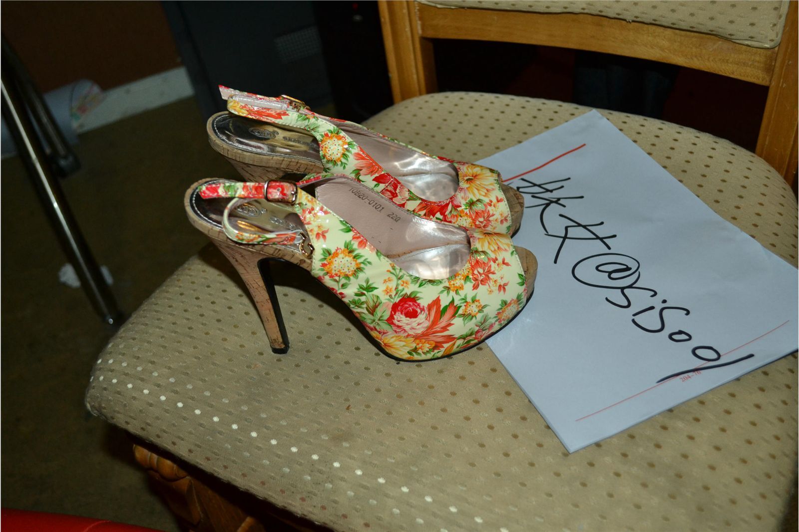 [妖女原创系列] 之高跟鞋和超短裙