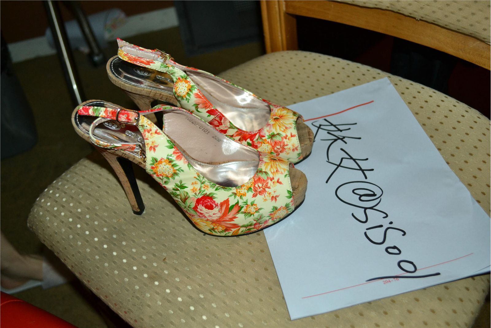 [妖女原创系列] 之高跟鞋和超短裙