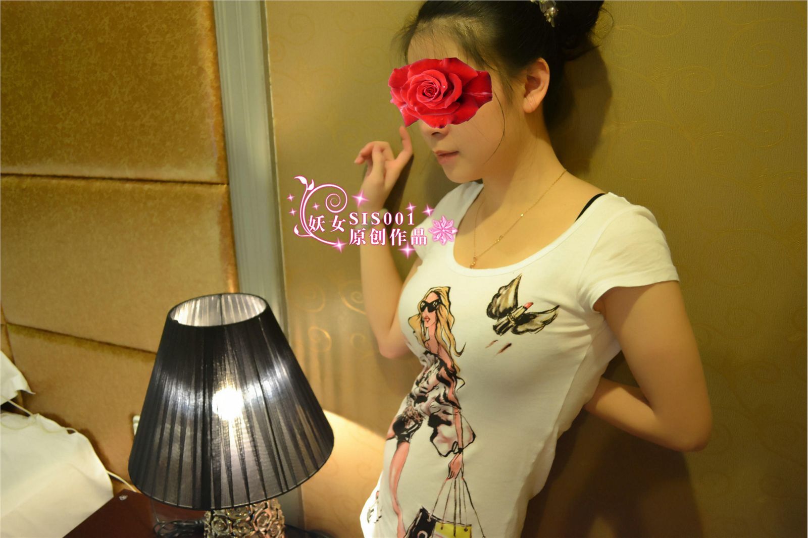 [妖女原创系列] 激凸白色T恤 性感妖女给大家拜年