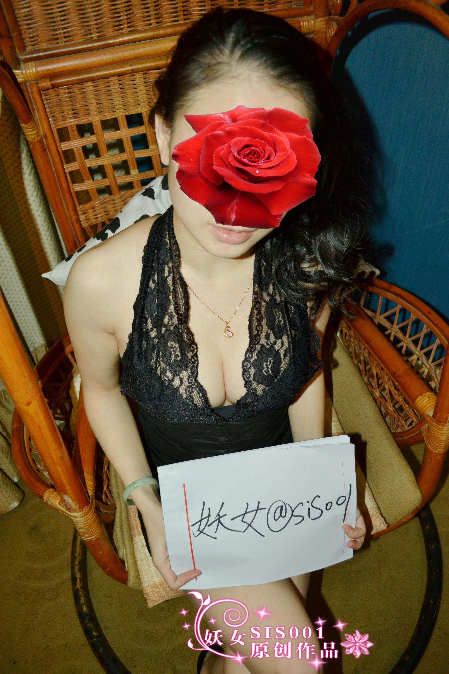 [妖女原创系列] 淘宝模特老婆的黑色蕾丝短裙 深V诱惑