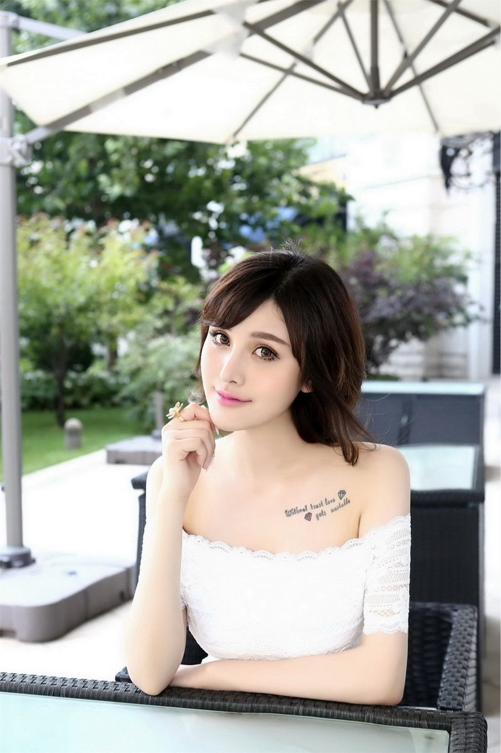 国民御姐尹艾童性感时尚写真