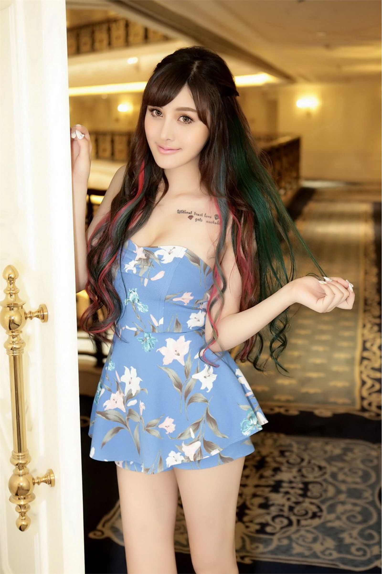 国民御姐尹艾童性感时尚写真