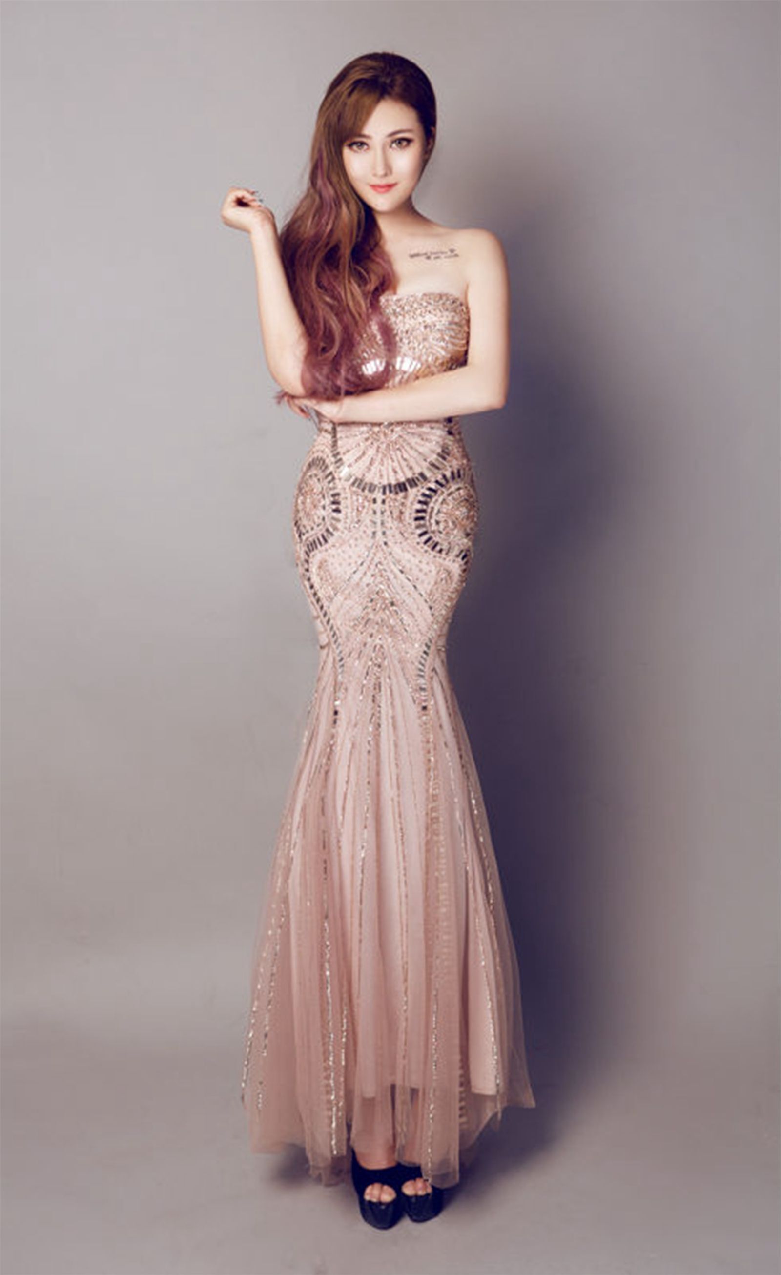 国民御姐尹艾童性感时尚写真