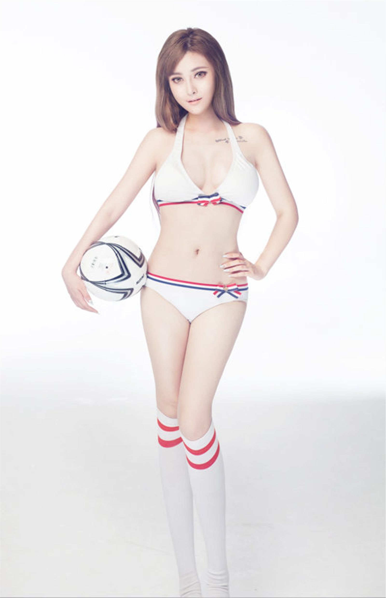 国民御姐尹艾童性感时尚写真