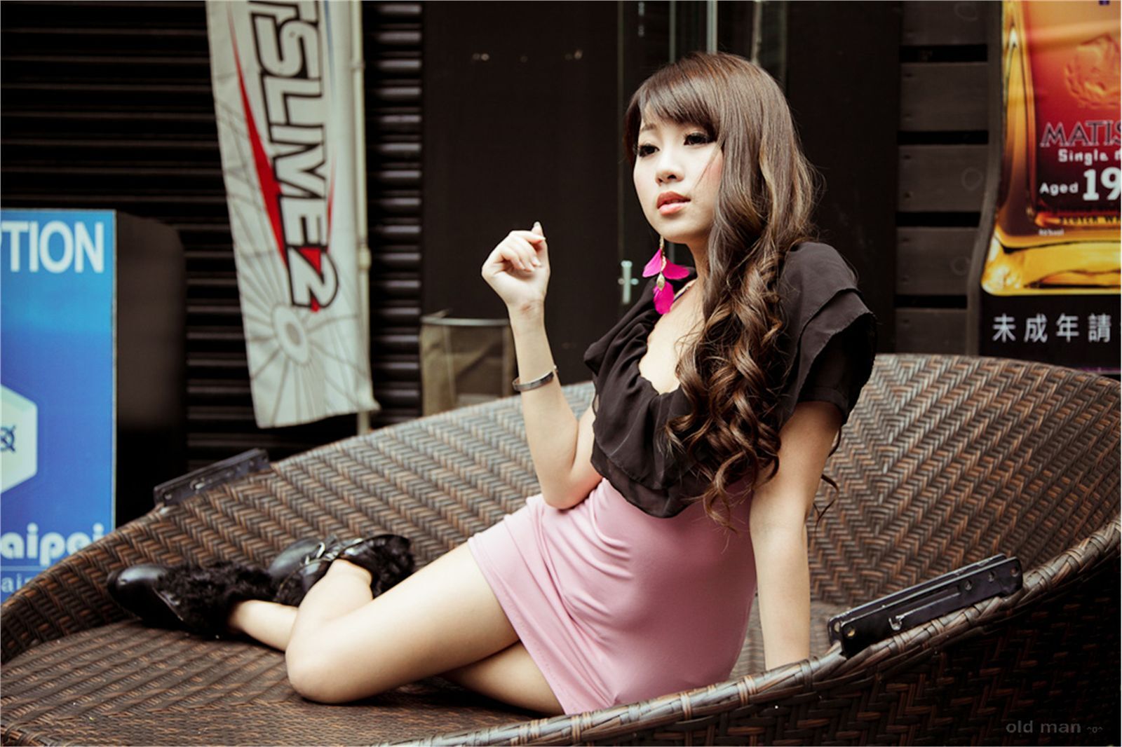 台湾清纯美女-小雯Ivy 忠孝敦化午後街拍