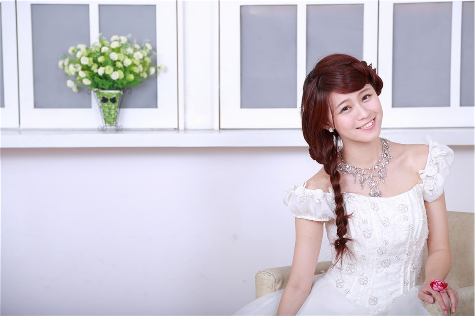 电机系女孩白白婚纱棚拍