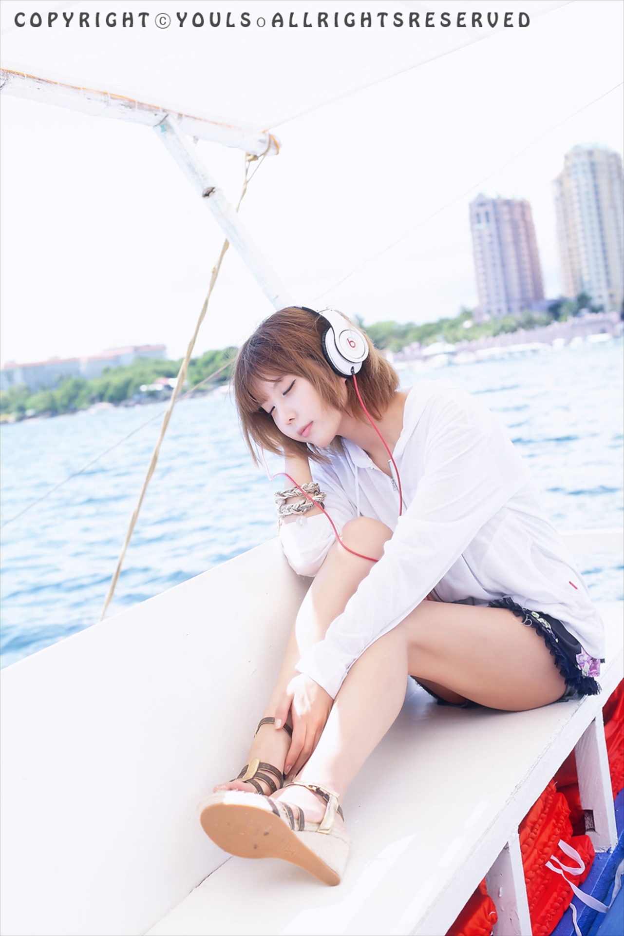 韩国超模许允美 黑花连裙衣海边写真