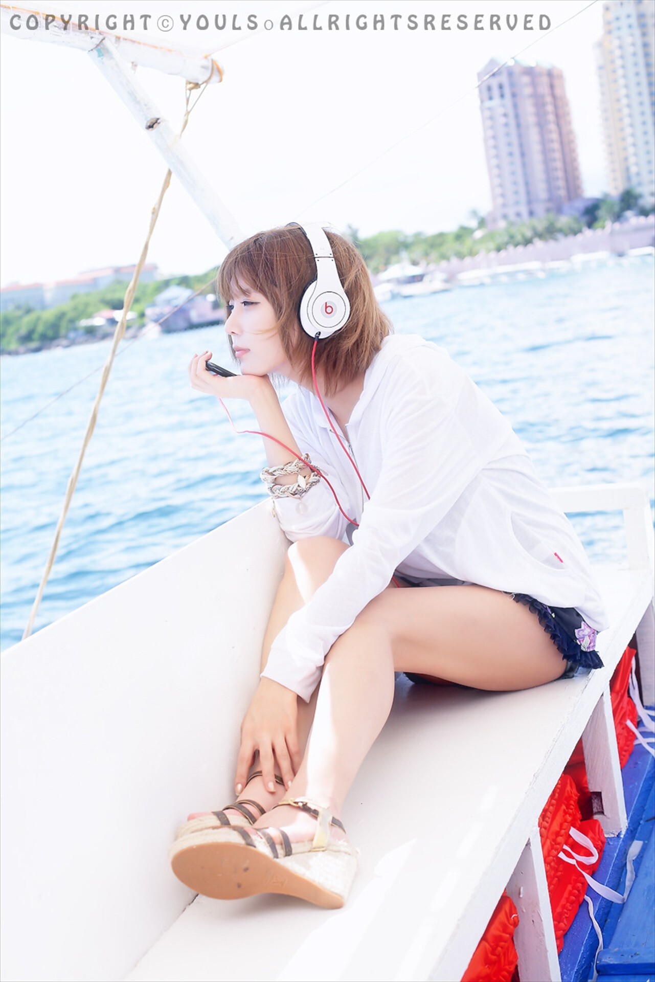 韩国超模许允美 黑花连裙衣海边写真