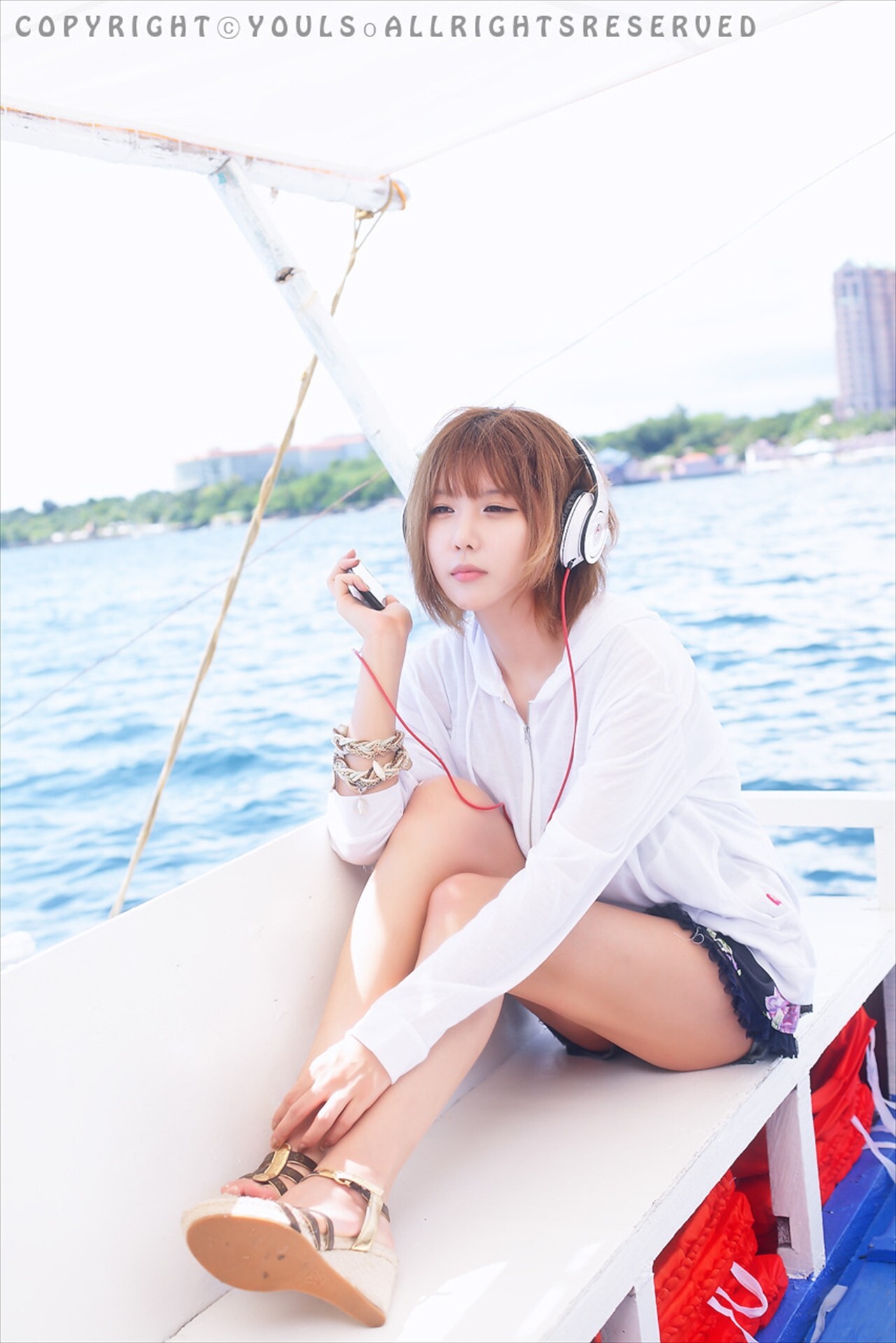 韩国超模许允美 黑花连裙衣海边写真