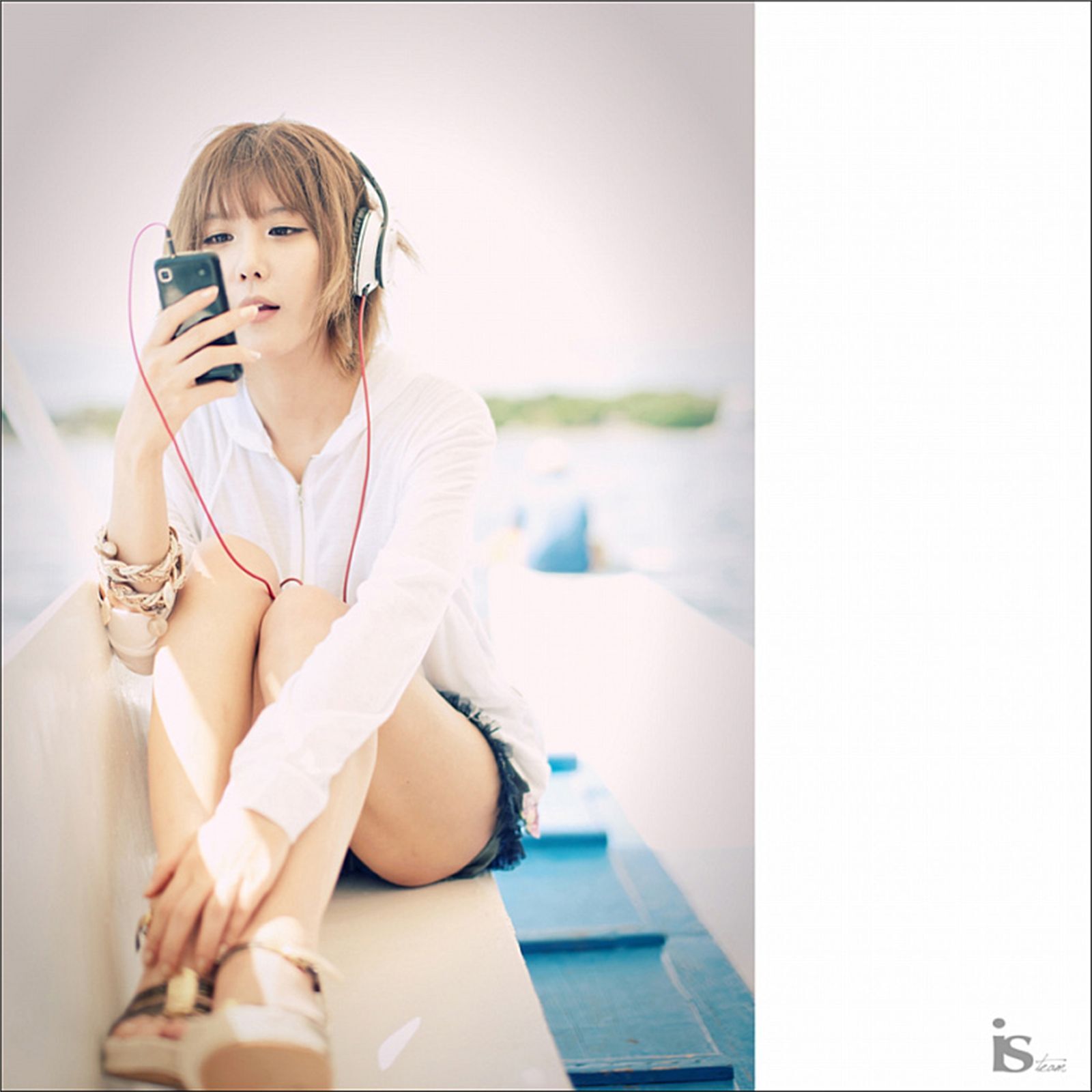 韩国超模许允美 黑花连裙衣海边写真