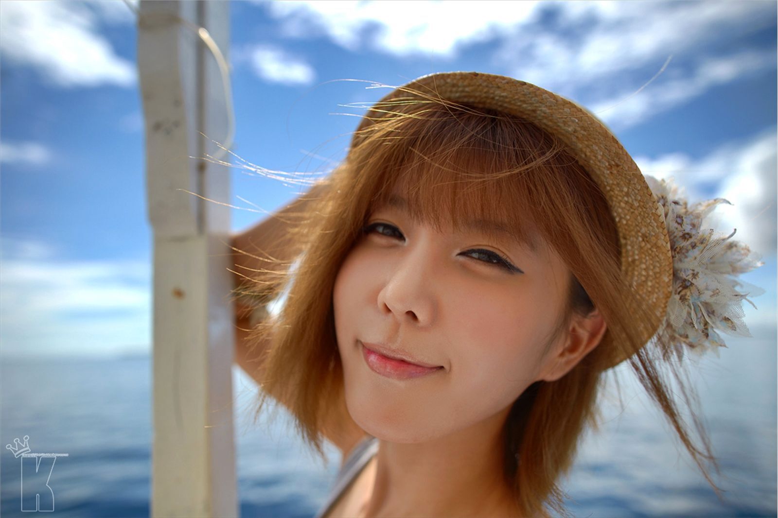 韩国超模许允美 黑花连裙衣海边写真