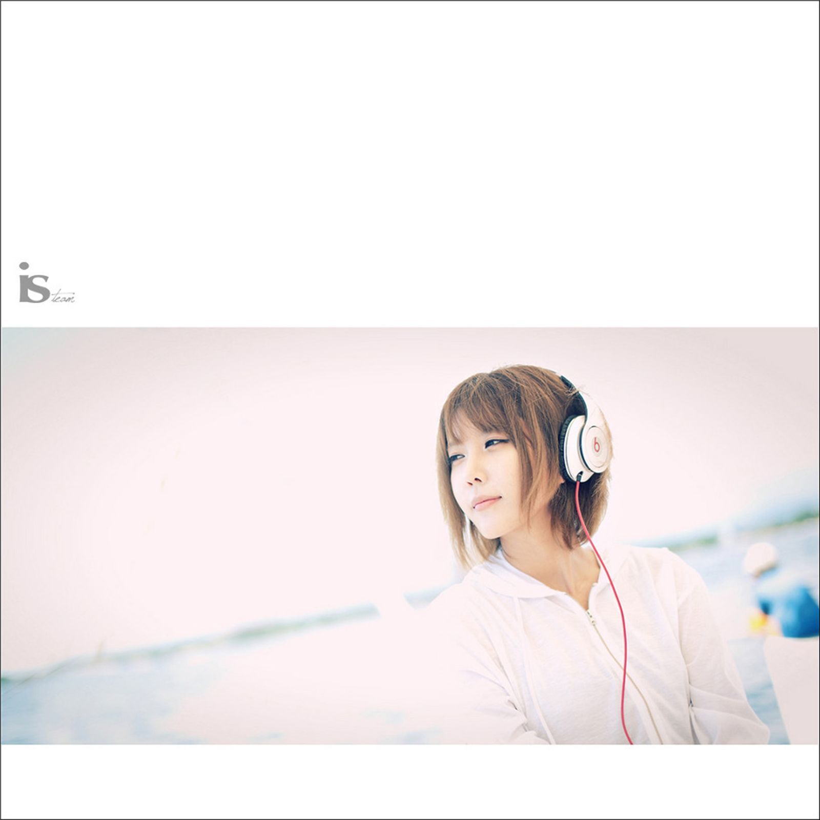 韩国超模许允美 黑花连裙衣海边写真