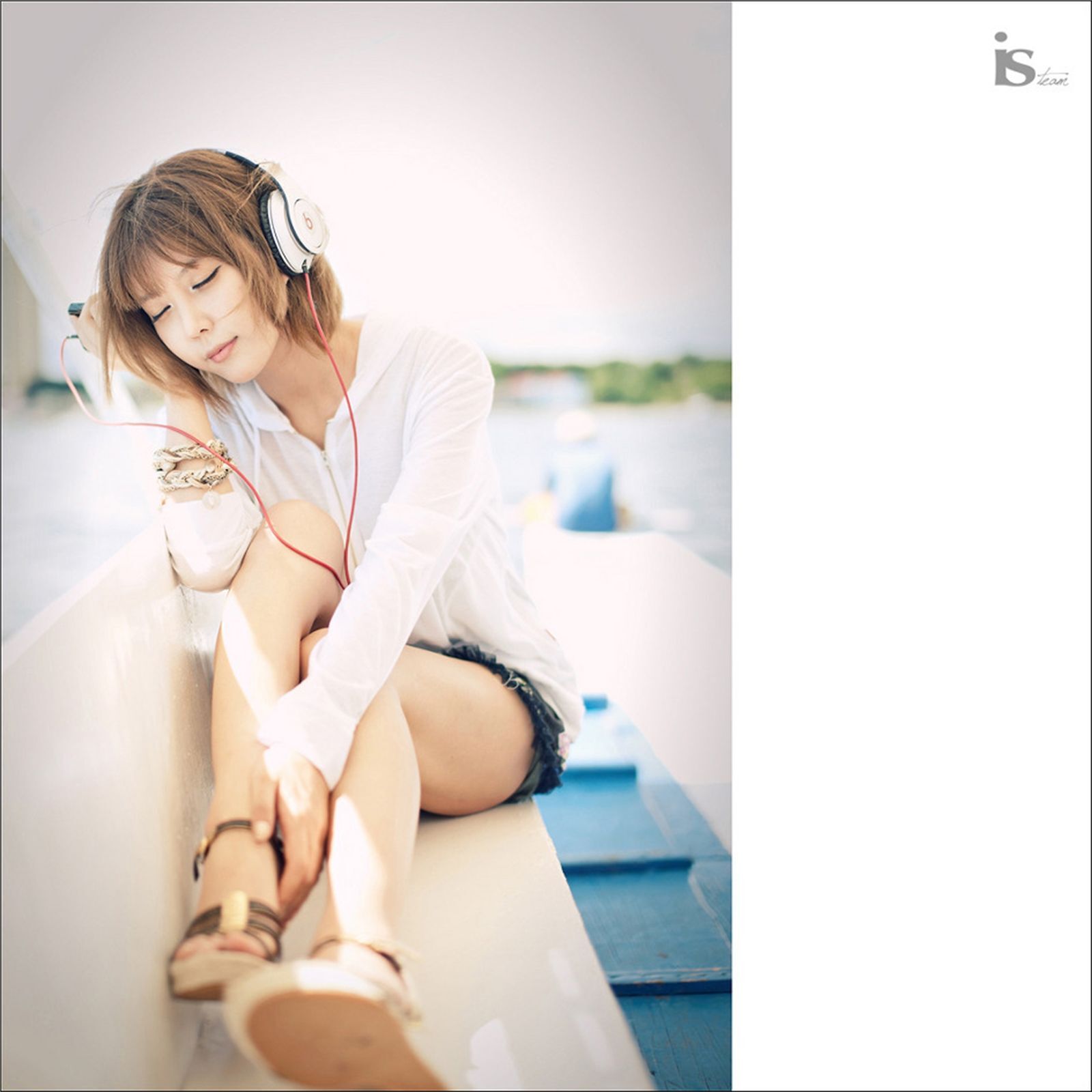 韩国超模许允美 黑花连裙衣海边写真