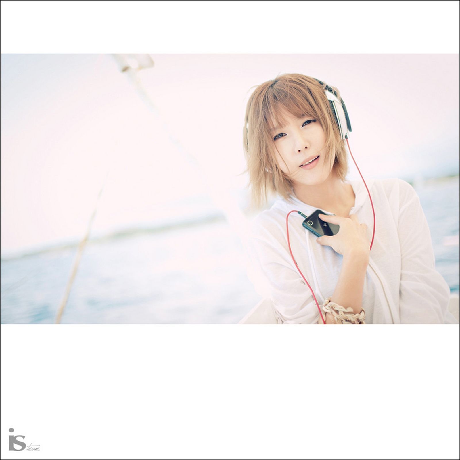 韩国超模许允美 黑花连裙衣海边写真