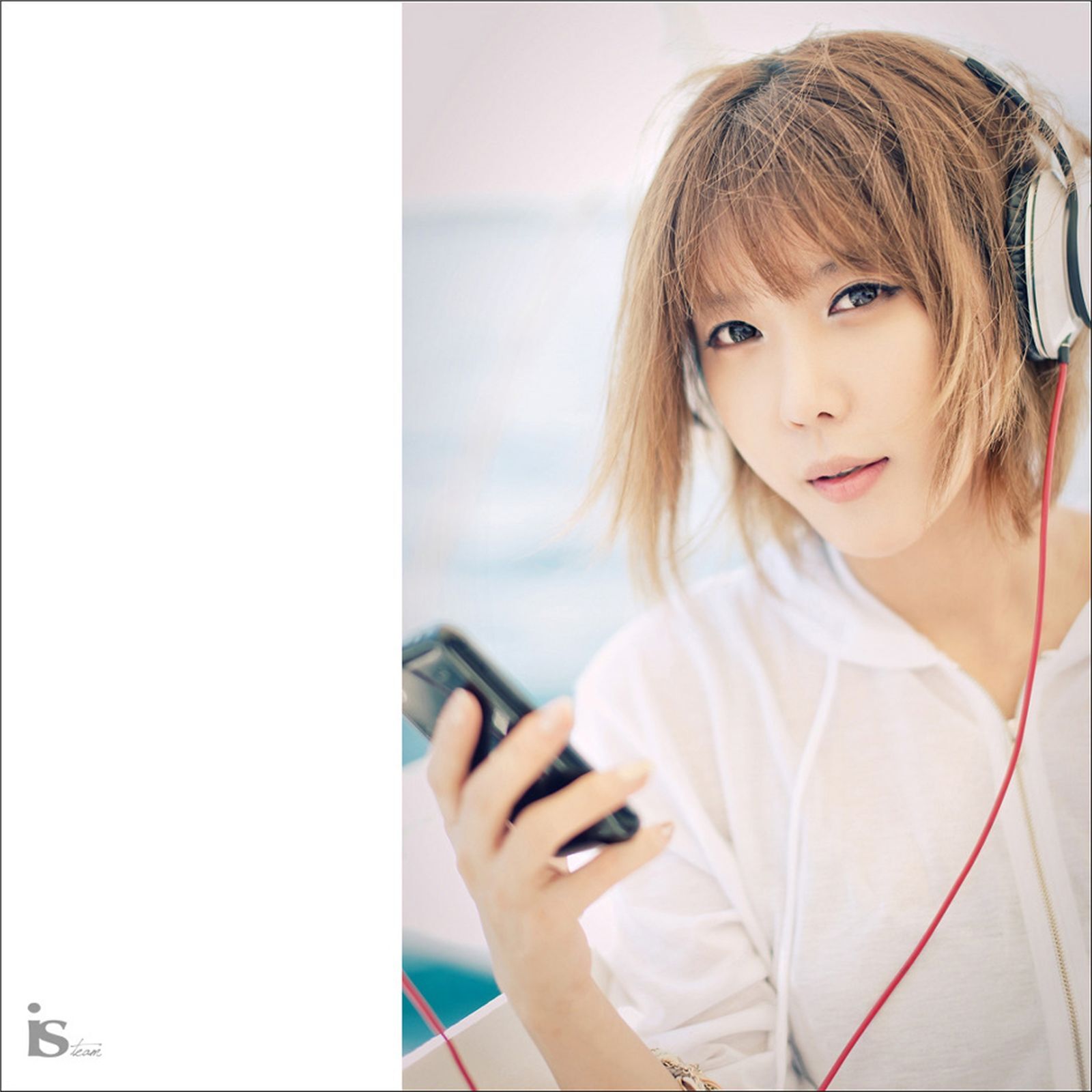 韩国超模许允美 黑花连裙衣海边写真