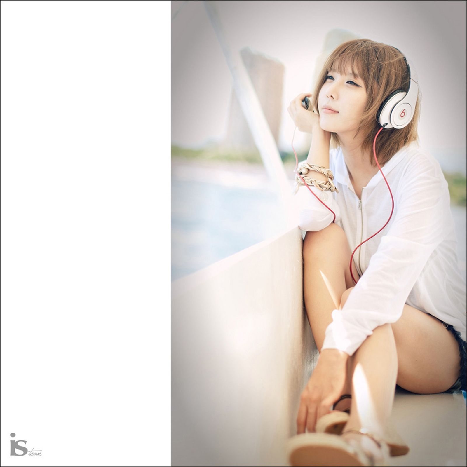 韩国超模许允美 黑花连裙衣海边写真