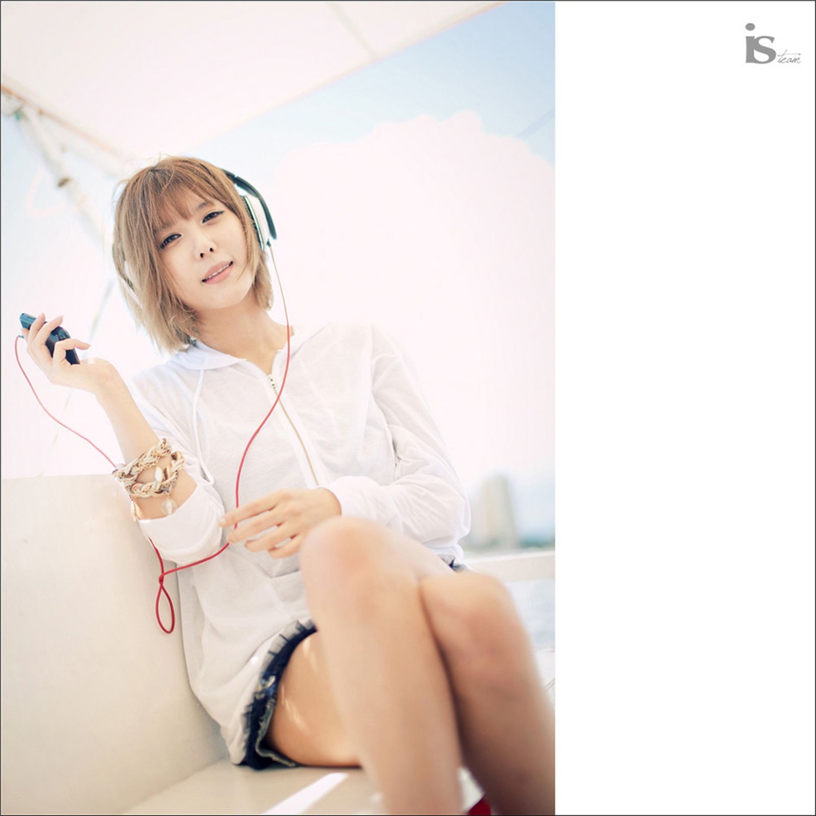 韩国超模许允美 黑花连裙衣海边写真