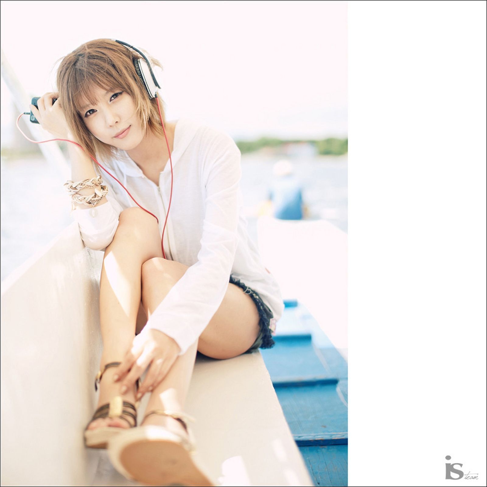 韩国超模许允美 黑花连裙衣海边写真