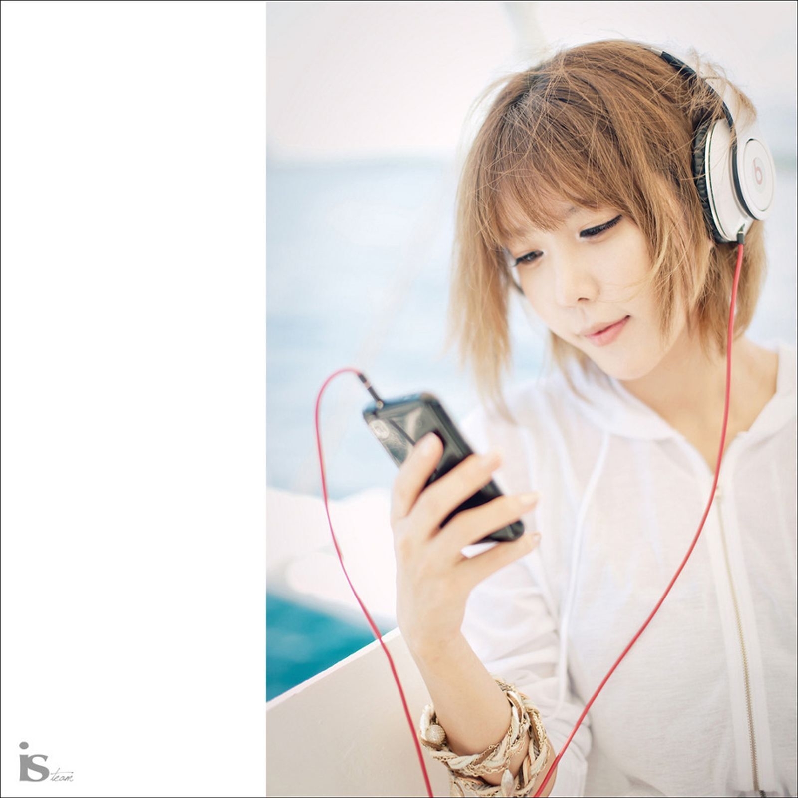 韩国超模许允美 黑花连裙衣海边写真