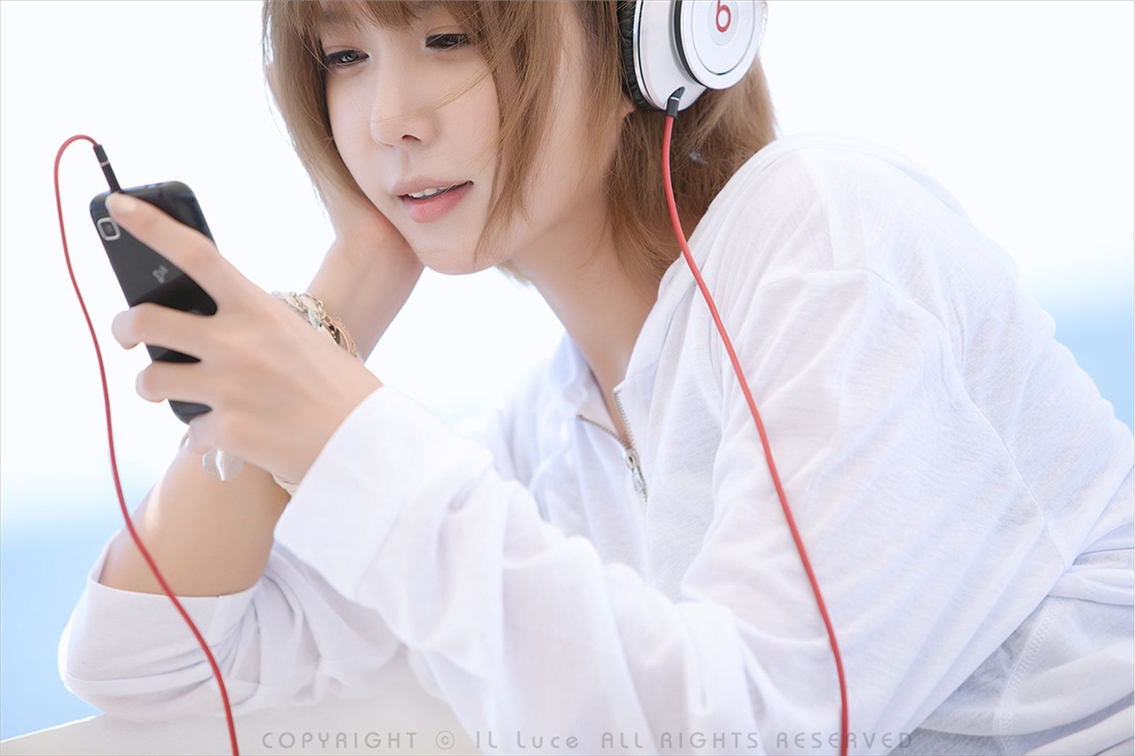 韩国超模许允美 黑花连裙衣海边写真