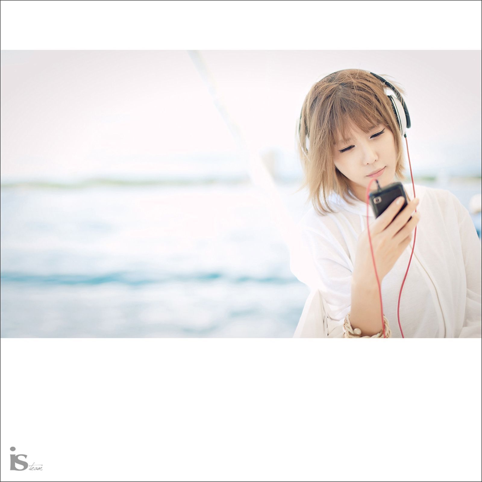 韩国超模许允美 黑花连裙衣海边写真