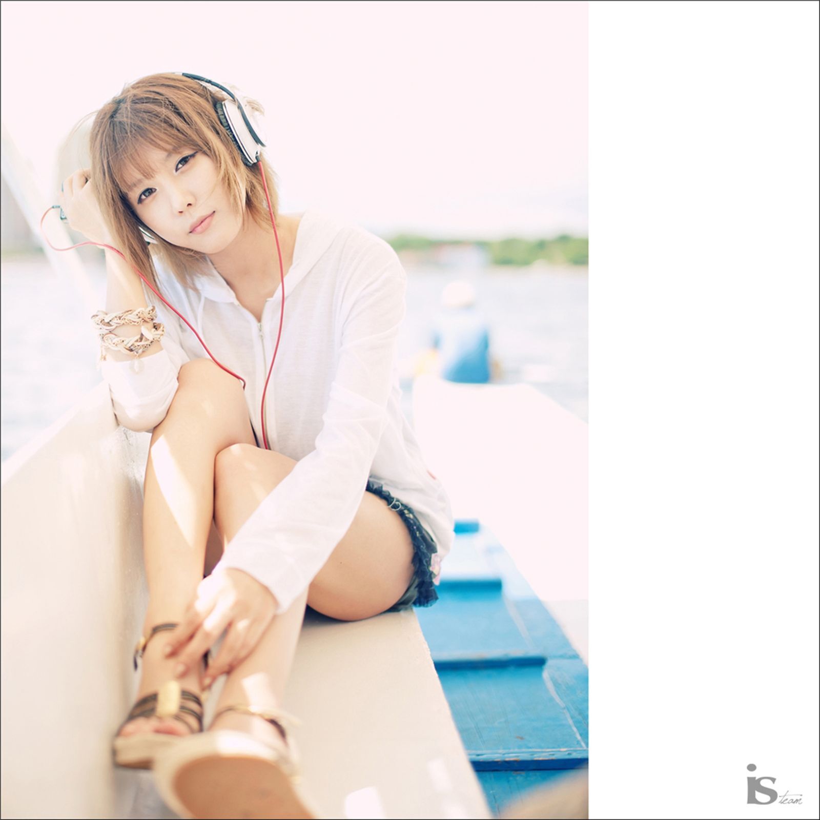 韩国超模许允美 黑花连裙衣海边写真