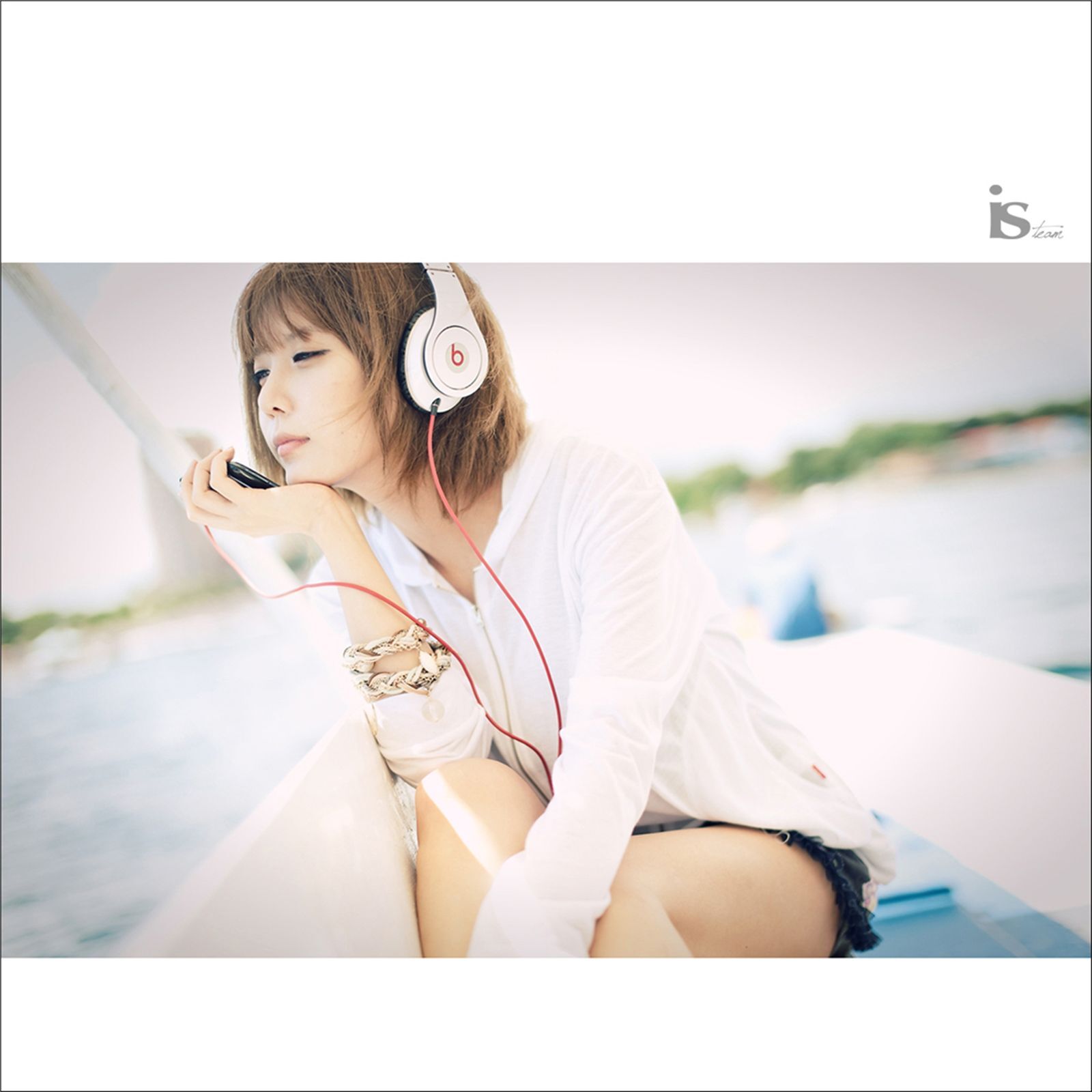 韩国超模许允美 黑花连裙衣海边写真