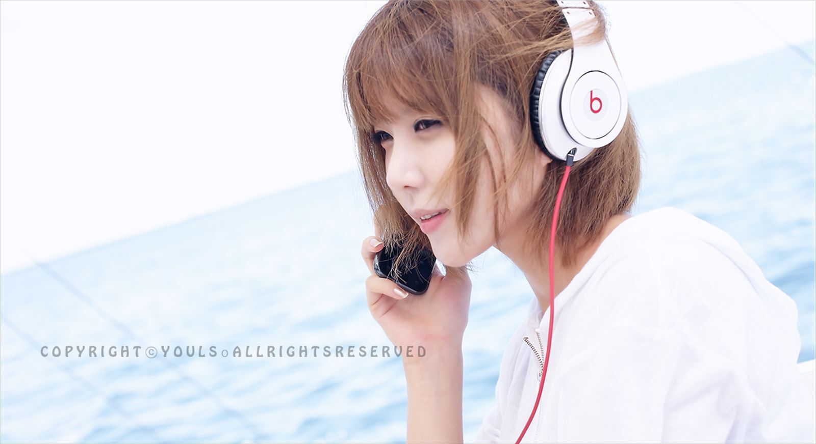 韩国超模许允美 黑花连裙衣海边写真