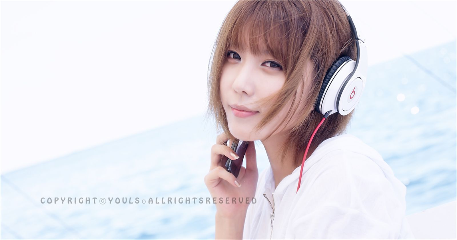 韩国超模许允美 黑花连裙衣海边写真