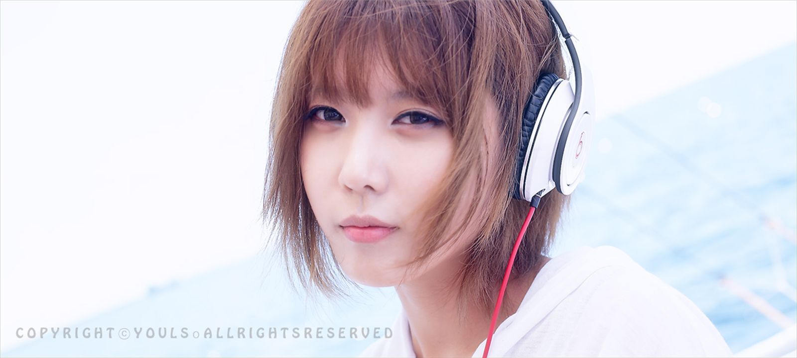 韩国超模许允美 黑花连裙衣海边写真