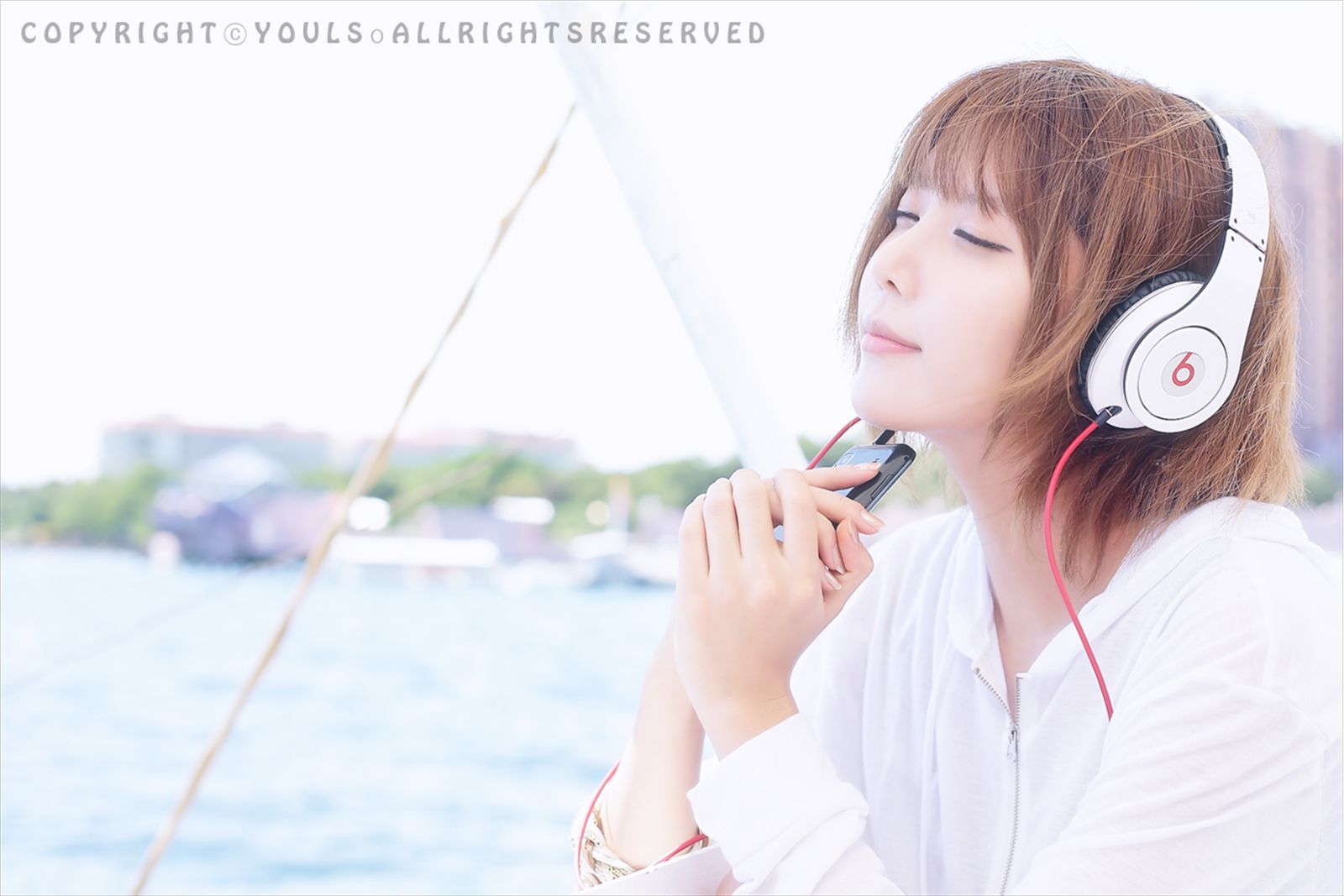 韩国超模许允美 黑花连裙衣海边写真