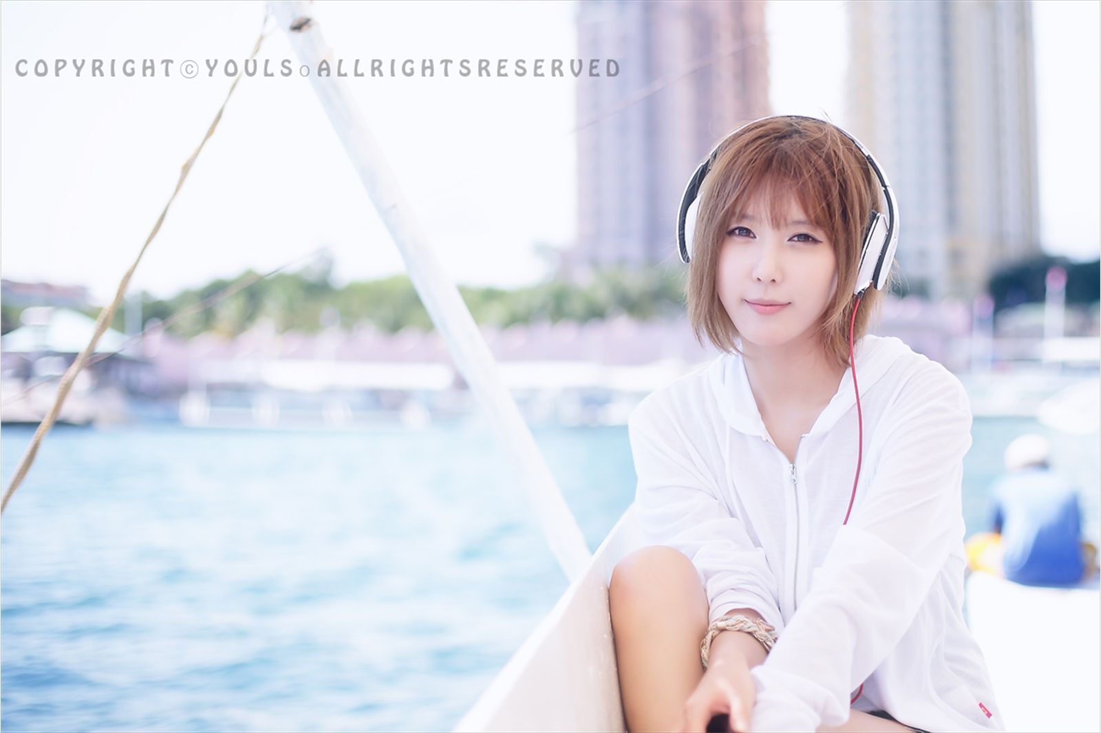 韩国超模许允美 黑花连裙衣海边写真