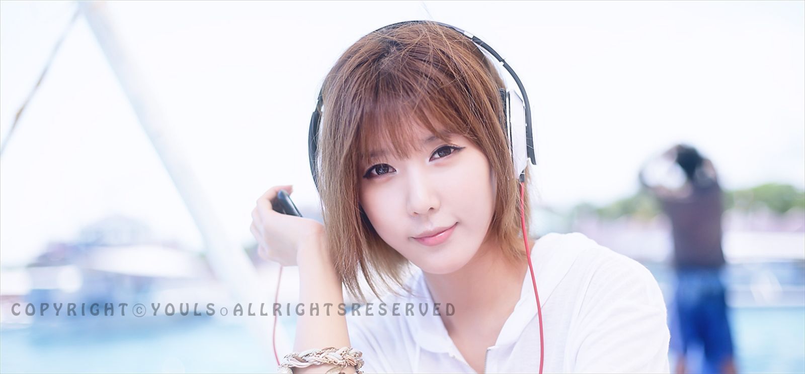 韩国超模许允美 黑花连裙衣海边写真