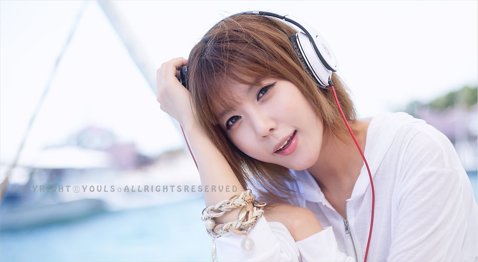 韩国超模许允美 黑花连裙衣海边写真