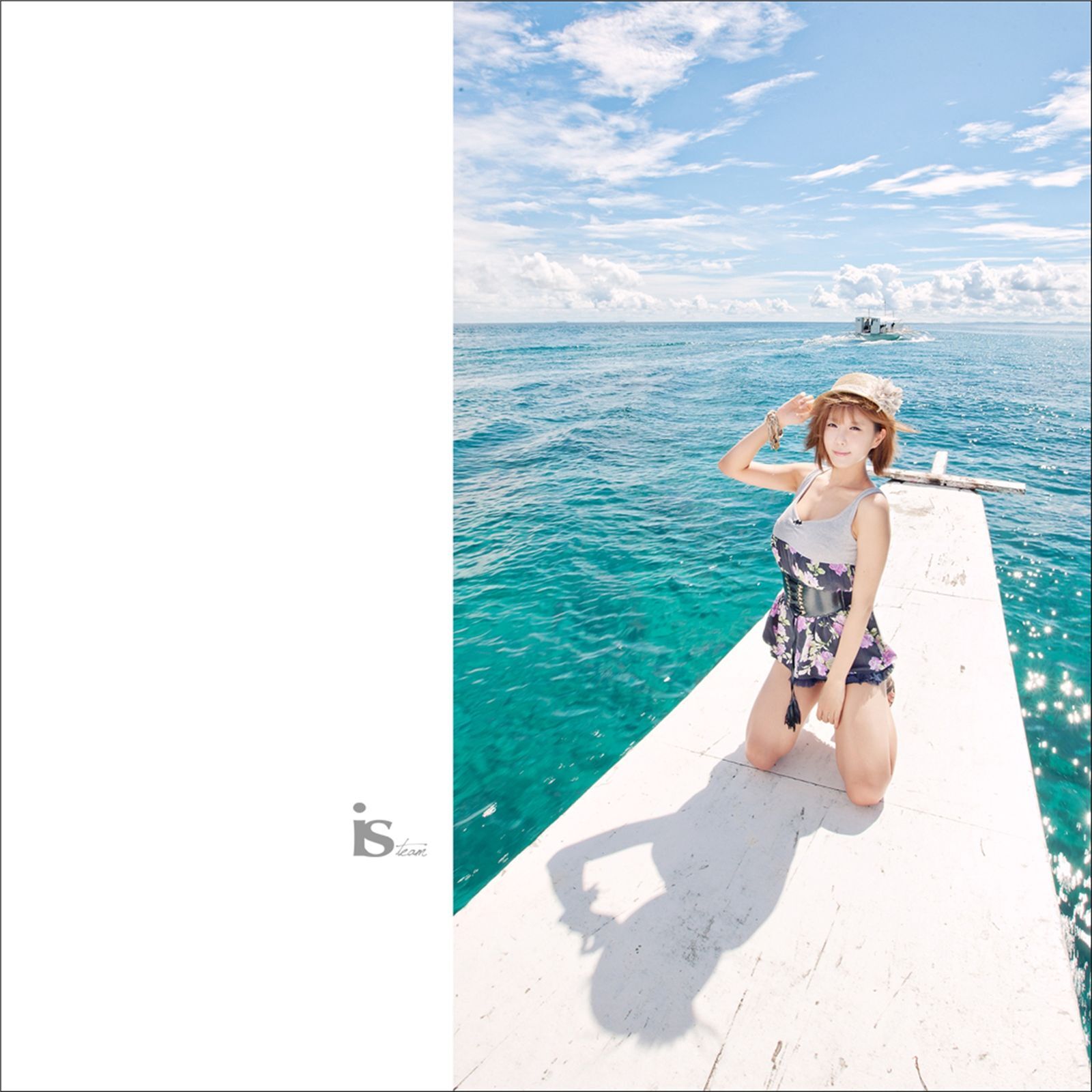 韩国超模许允美 黑花连裙衣海边写真