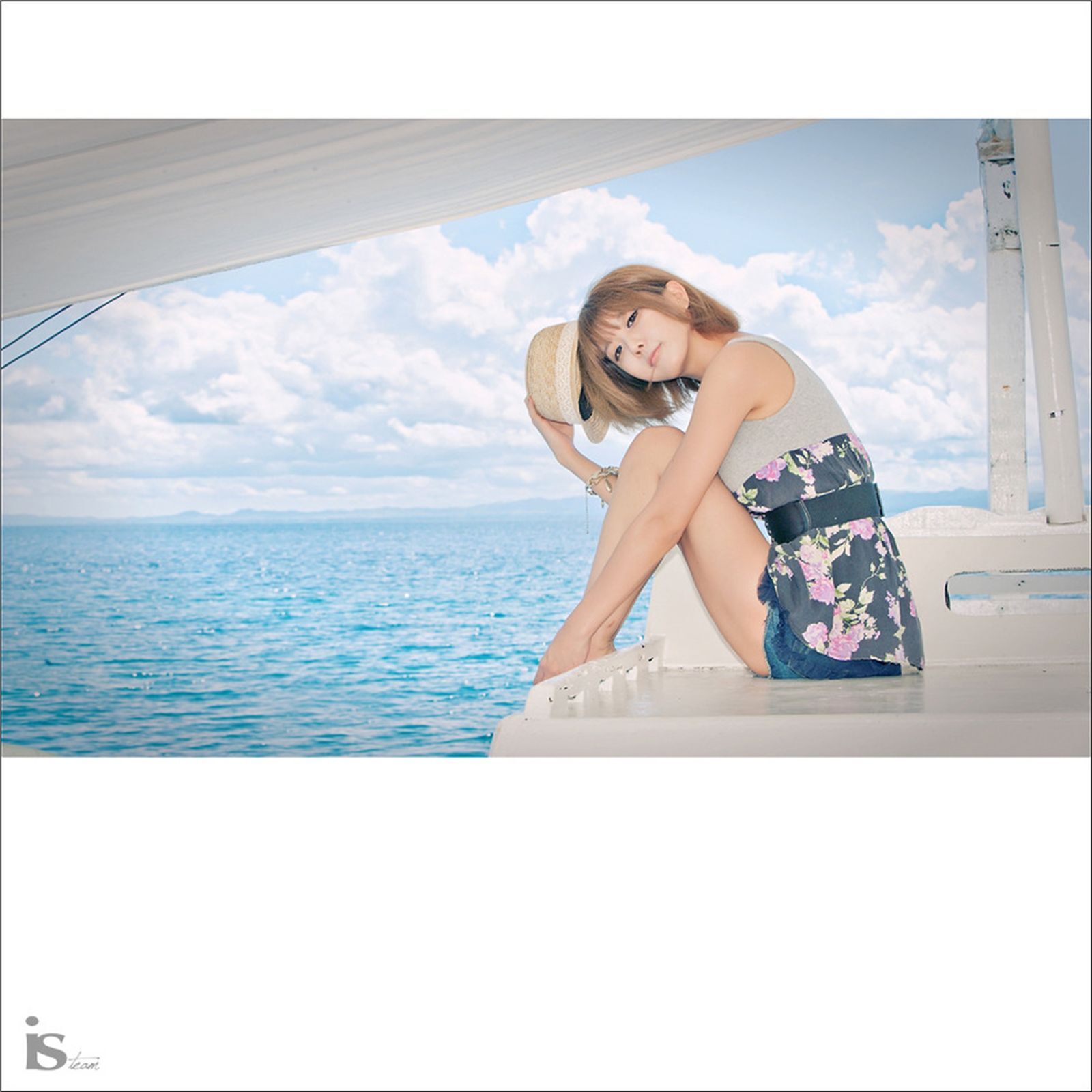 韩国超模许允美 黑花连裙衣海边写真