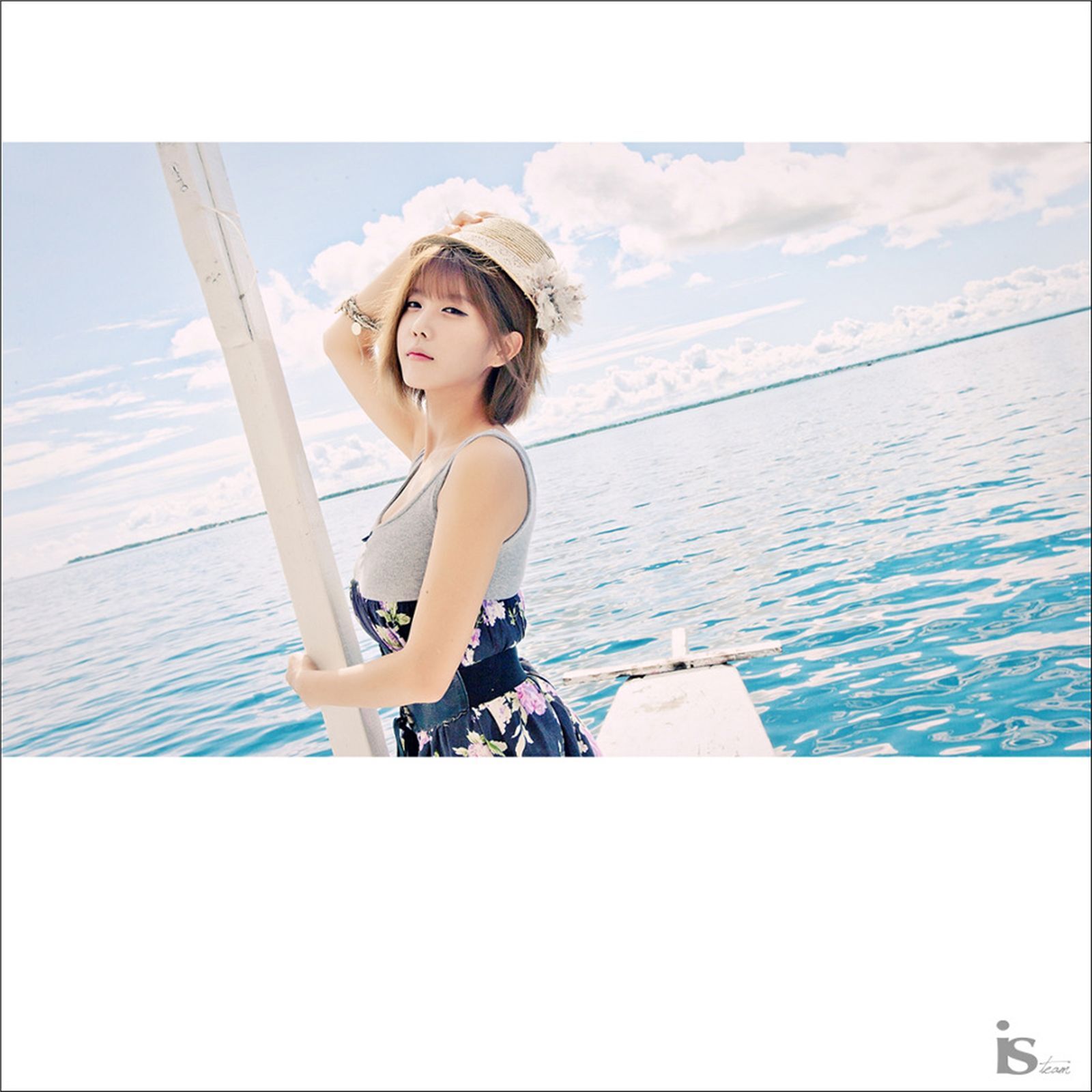 韩国超模许允美 黑花连裙衣海边写真