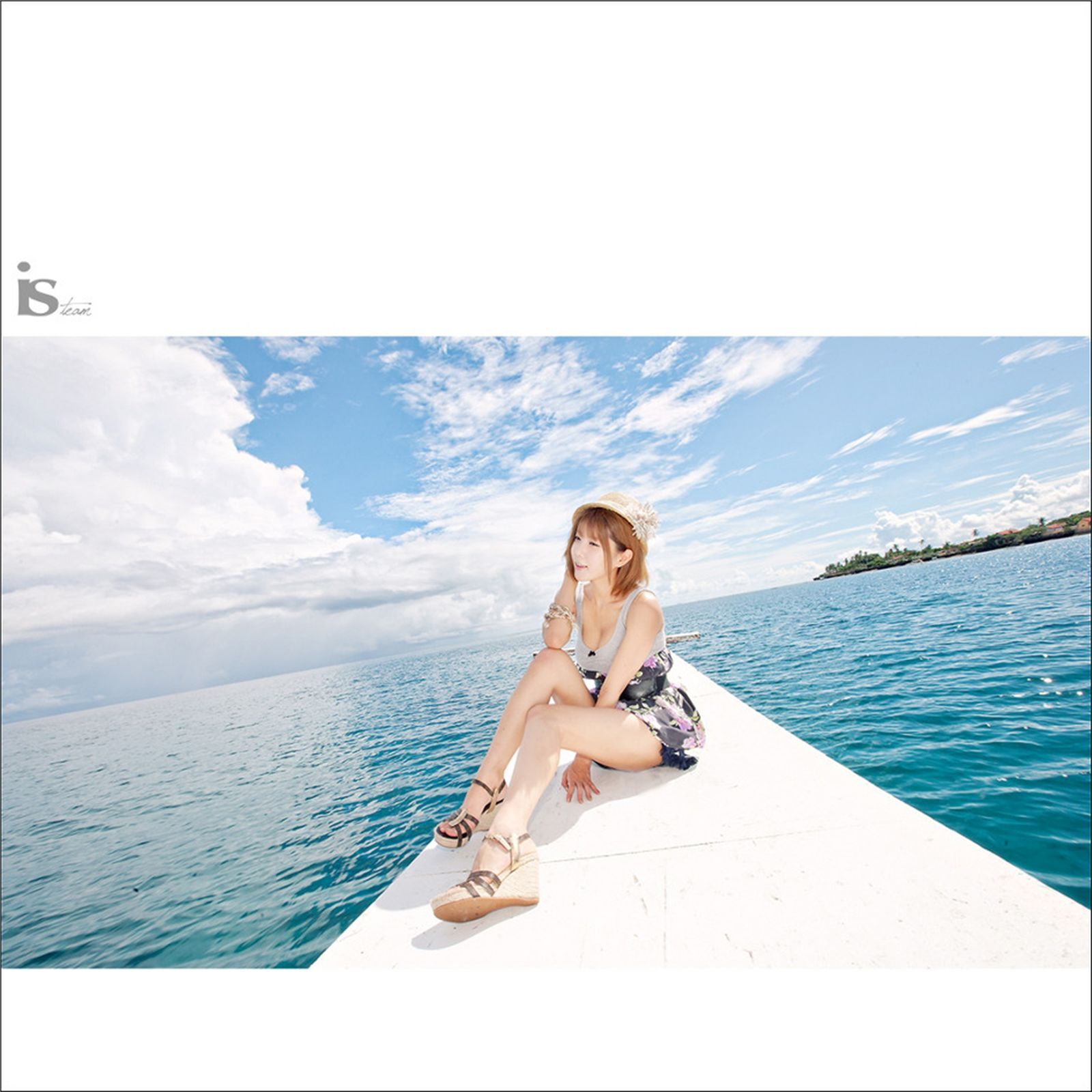 韩国超模许允美 黑花连裙衣海边写真